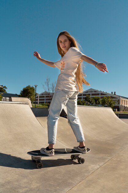 Adolescente rebelde de tiro completo en patineta