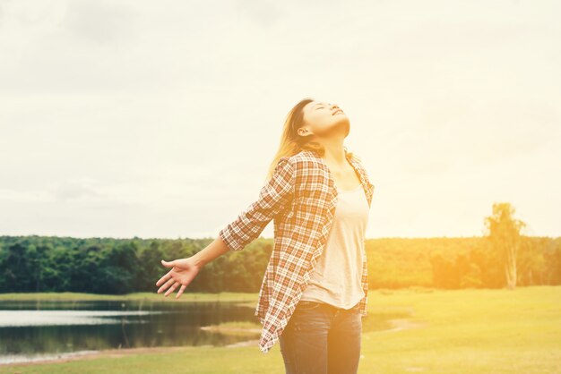 Adolescente relajada disfrutando de sus vacaciones