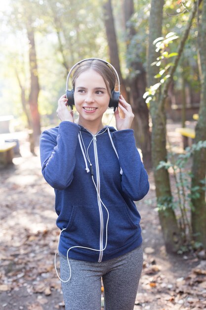 Adolescente con ropa deportiva caminando por el parque