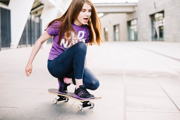 Foto gratuita adolescente skateboarding en posición sentada