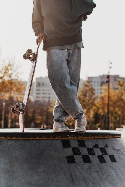 Adolescente en el skatepark posando con patineta