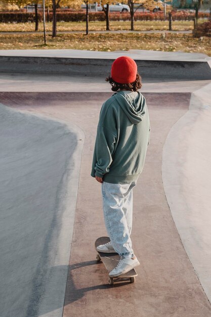 Adolescente en el skatepark