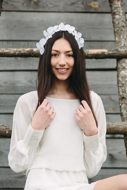 Adolescente sonriente con una bonita corona floral