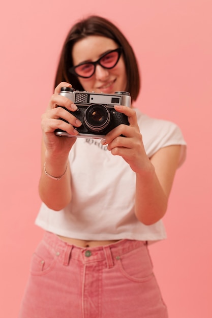 Foto gratuita adolescente sonriente con cámara