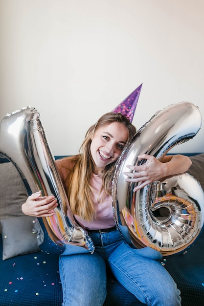 Adolescente sonriente celebrando cumpleaños