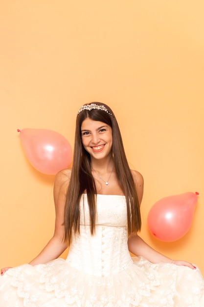 Foto gratuita adolescente sonriente celebrando su quinceañera