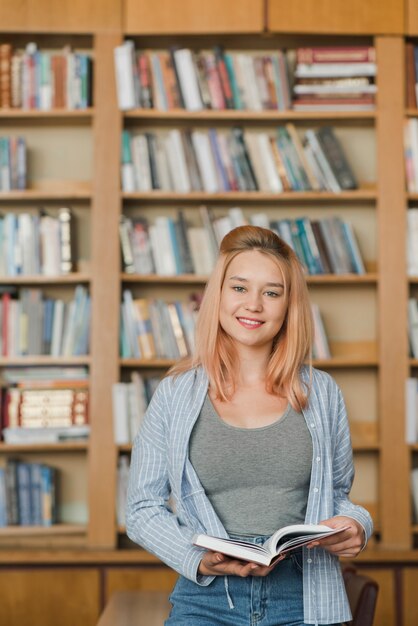 Adolescente sonriente con libro