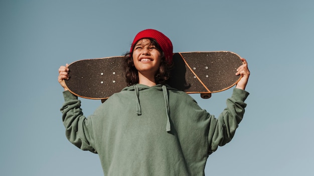Foto gratuita adolescente sonriente en el skatepark divirtiéndose