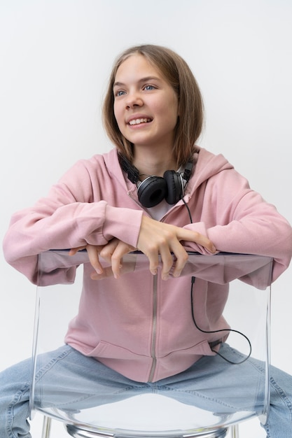 Foto gratuita adolescente sonriente de tiro medio con auriculares