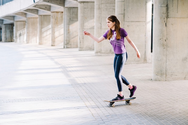 Adolescente en su patineta