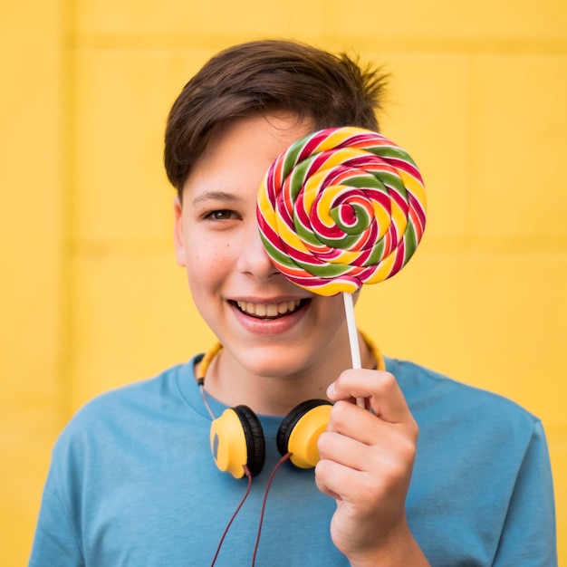 Foto gratuita adolescente, tenencia, lolipop