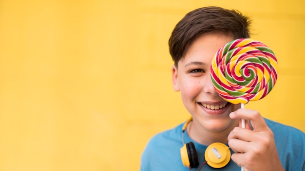 Foto gratuita adolescente, tenencia, lolipop