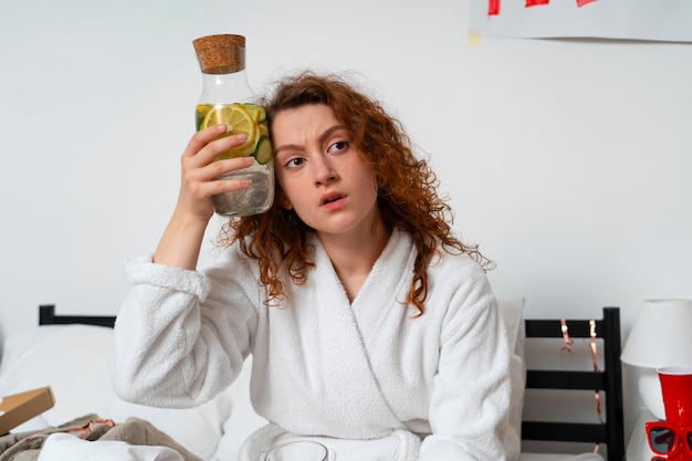 Adolescente teniendo un ritual de resaca