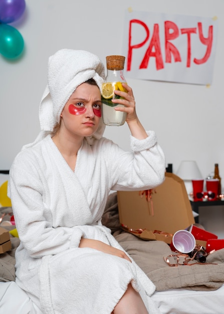 Foto gratuita adolescente teniendo un ritual de resaca