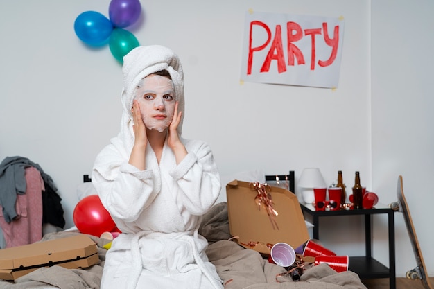 Foto gratuita adolescente teniendo un ritual de resaca