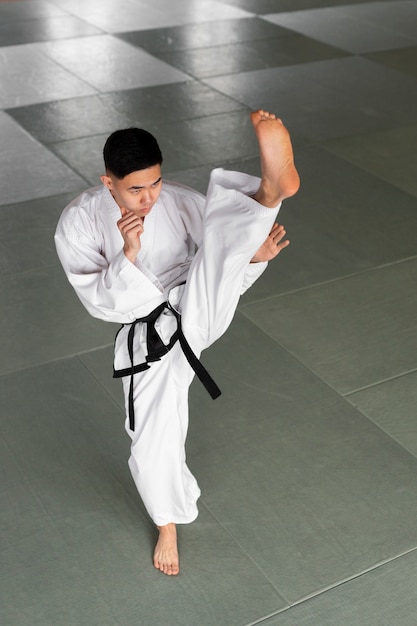 Foto gratuita adolescente de tiro completo practicando taekwondo