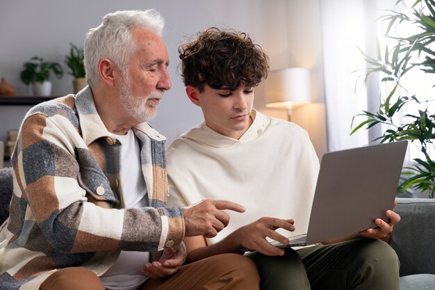 Adolescente de tiro medio con laptop