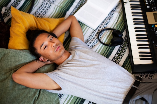 Foto gratuita adolescente de tiro medio con piano en casa.