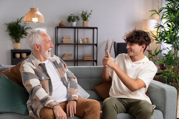 Foto gratuita adolescente de tiro medio tomando fotos