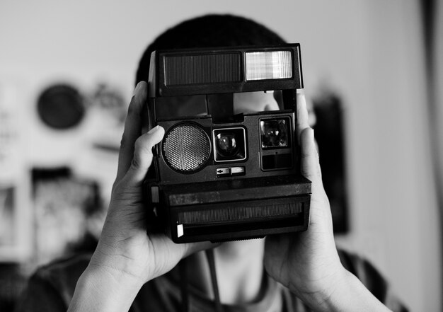 Adolescente tomando una foto en un concepto de hobby y fotografía de dormitorio