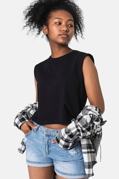 Foto gratuita adolescente en top negro y camisa de franela para sesión de moda de ropa juvenil grunge