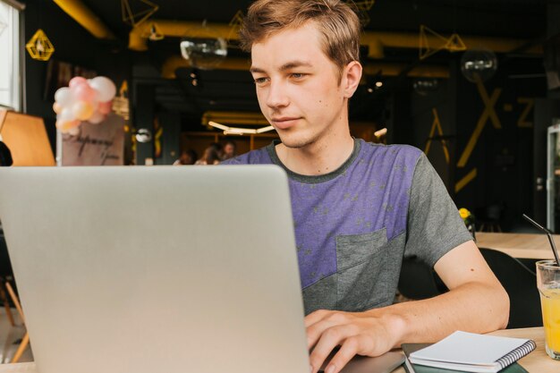 Adolescente, trabajando, en, computador portatil