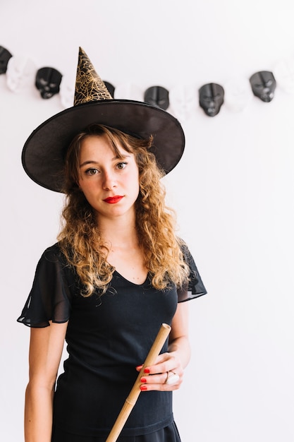 Foto gratuita adolescente en traje de bruja con sombrero puntiagudo