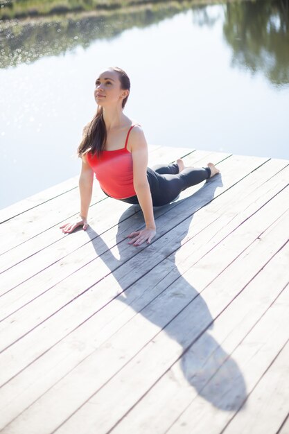 Adolescente en el urdhva mukha shvanasana plantean