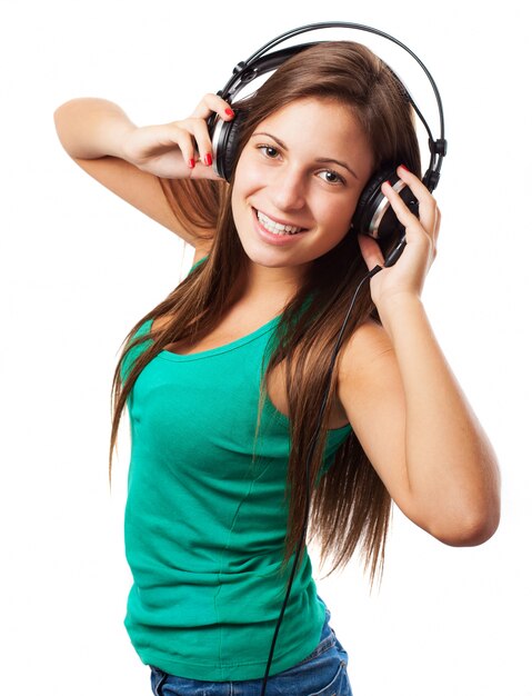 Adolescente usando auriculares mientras baila