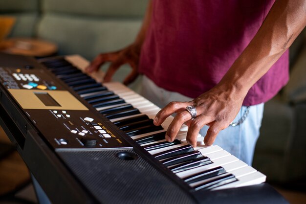 Adolescente de vista lateral tocando el piano