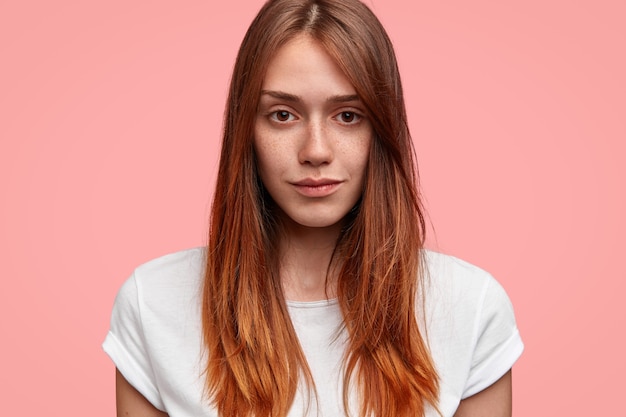 Adolescente vistiendo camiseta blanca