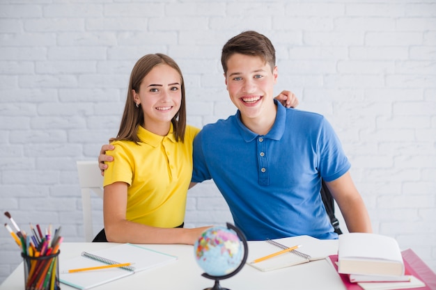 Foto gratuita adolescentes abrazándose en la lección