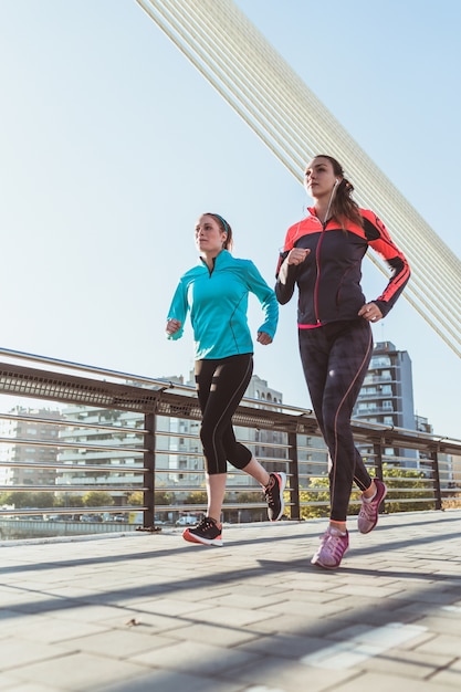 Foto gratuita adolescentes activas haciendo deporte