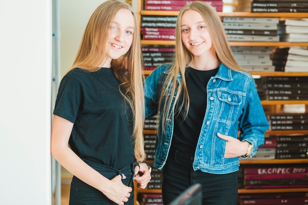 Foto gratuita adolescentes alegres en la biblioteca