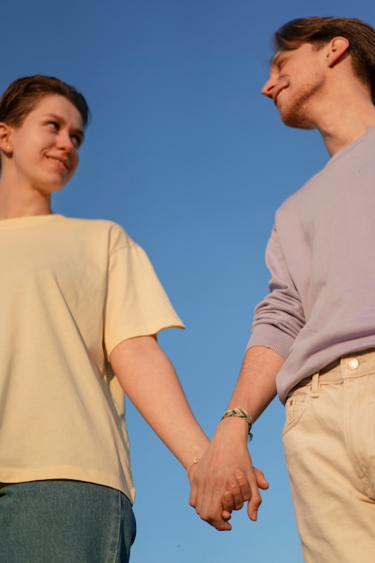 Foto gratuita adolescentes de ángulo bajo siendo amigos.