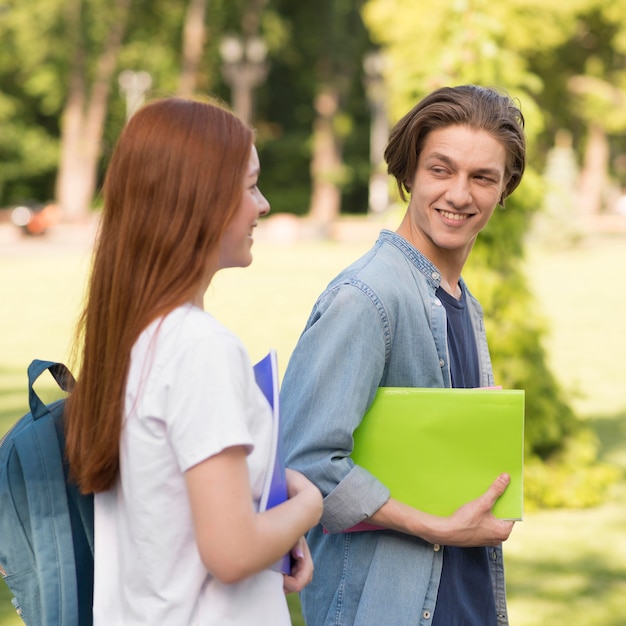 Adolescentes caminando juntos en el campus