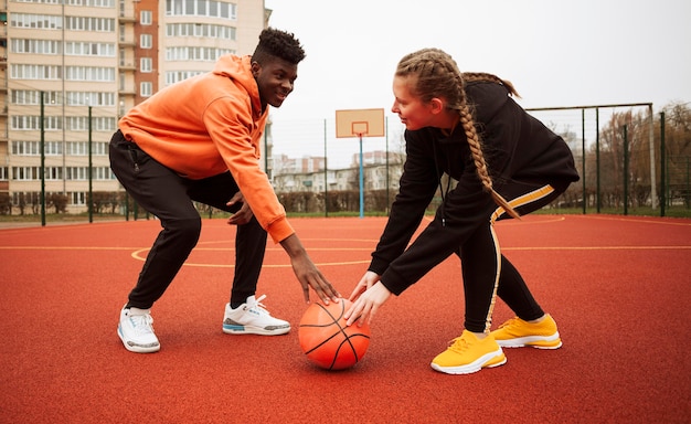 Adolescentes en el campo de baloncesto juntos