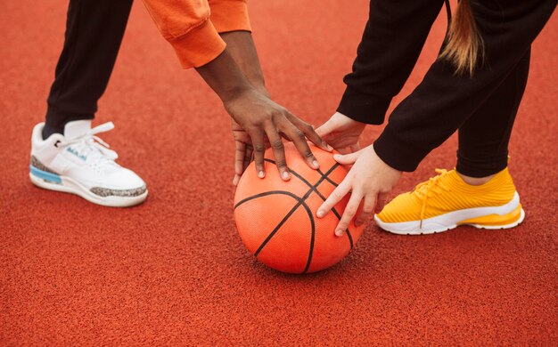 Foto gratuita adolescentes en el campo de baloncesto juntos