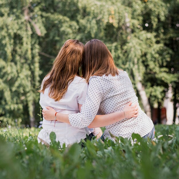 Adolescentes chicas por detrás abrazando