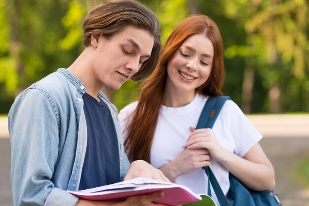 Adolescentes discutiendo proyectos universitarios