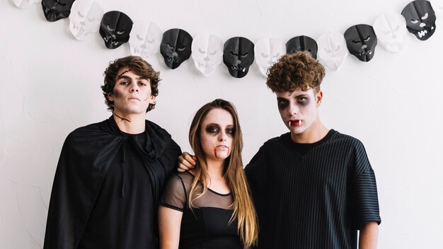 Adolescentes en disfraces de Halloween de zombis y vampiros