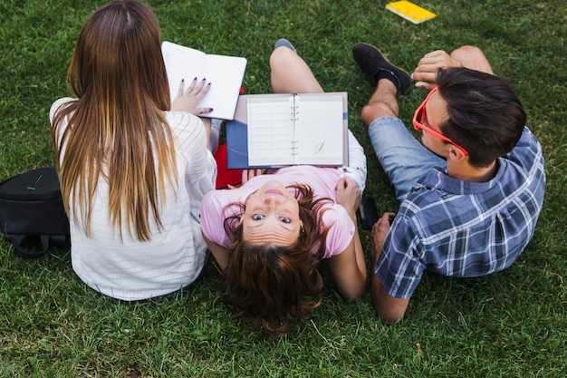 Foto gratuita adolescentes divertirse mientras estudiaba