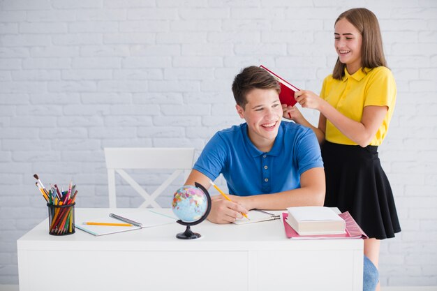 Los adolescentes se divierten durante las vacaciones.