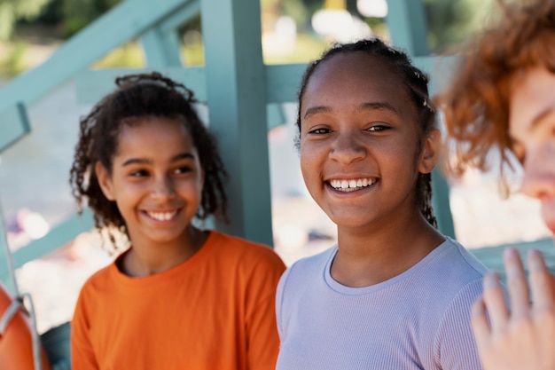 Foto gratuita adolescentes divirtiéndose en el verano