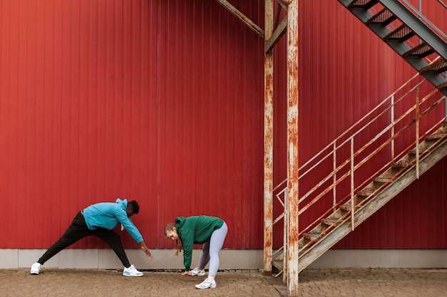 Adolescentes entrenando juntos al aire libre