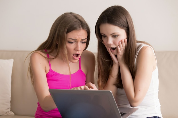 Adolescentes entusiasmados con precios bajos durante la venta online.