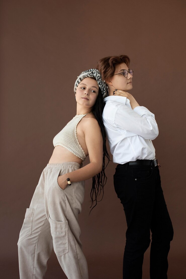 Foto gratuito adolescentes con estilo posando juntos