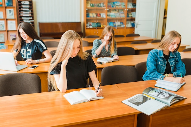 Adolescentes estudiando en el aula