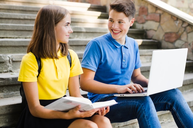 Adolescentes estudiando en las escaleras