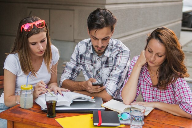 Adolescentes estudiando y trabajando juntos